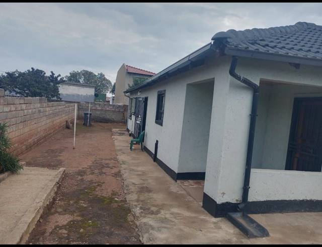3 BEDROOM HOUSE FOR SALE IN PROTEA NORTH